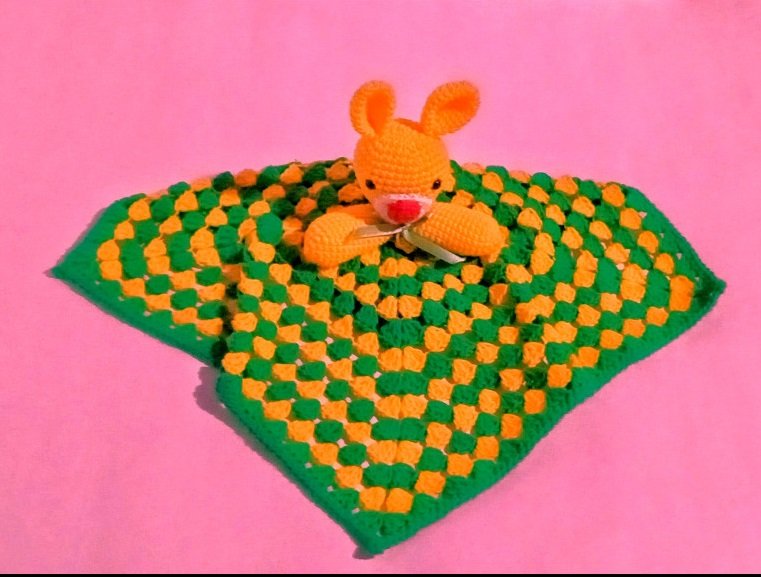 Conejo de apego amarillo