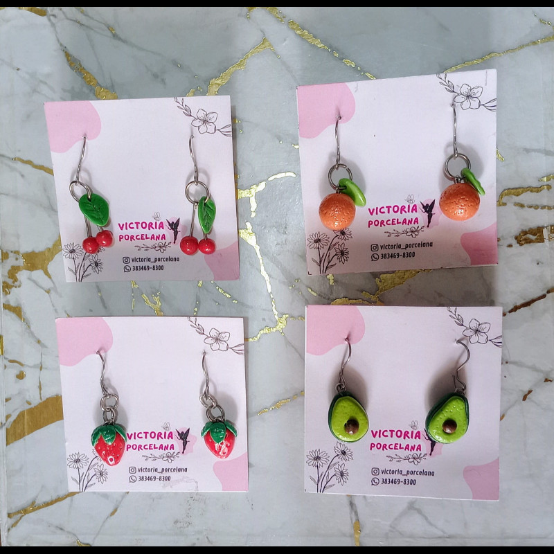 Aros de frutas con pasante de acero quirúrgico – ¡Elegí tu favorito! 🍒🍊🥑🍓